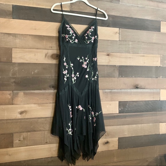 Sue Wong Dresses & Skirts - Sue WONG 100% silk black dress w flower detail